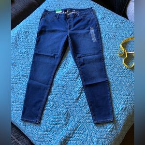Cute and comfy NWT “dip” mid rise jeggings, 22W, dark medium wash